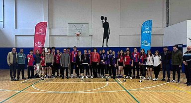 Badminton gençler müsabakaları sona erdi