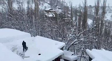 Bahçesaray'da kar etkili oluyor