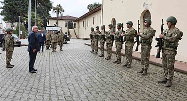 Bakan Güler, 2'nci Hudut Alay Komutanlığı'nda incelemelerde bulundu