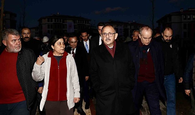 Bakan Özhaseki "Eşimin, çocuğumun mezarına yakın oturmak istiyorum" diyen depremzedelerin isteğini geri çevirmedi