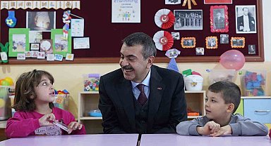 Bakan Tekin öğrencilerle buluştu, öğretmenlerin önerilerini dinledi