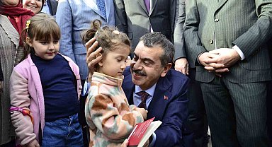 Bakan Tekin: "Tatilde çocuklarımızın yanında dijital bağımlılıklarımızdan vazgeçelim, onlarla vakit geçirelim"