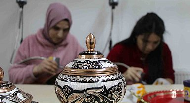 Bakır, kadınların elinde sanata dönüşüyor