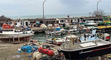Balıkçı tekneleri deniz suyunun soğumasını bekliyor