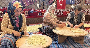 Balıkesir'de Ramazan sofraları için kadınların erişte mesaisi başladı
