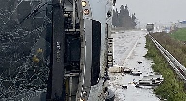Balıkesir'de servis minibüsü devrildi
