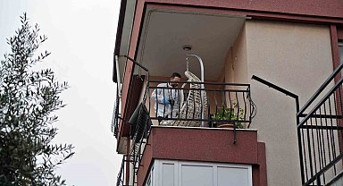 Balkonda kanlar içerisinde ölü bulundu