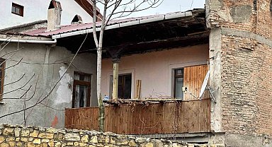 Balkondan girdikleri evde değerli eşya bulamayınca kombi ve televizyonları çaldılar