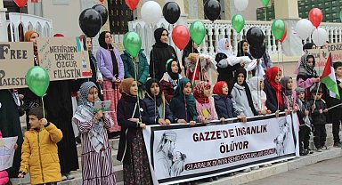 Balonlar Filistinli çocuklar için semaya bırakıldı