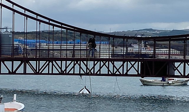 Bandırma'da içi su ile dolan kayık battı