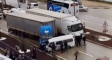Bandırma'da karşı şeride savrulan minibüs tırla çarpıştı: 1 ölü, 2 yaralı