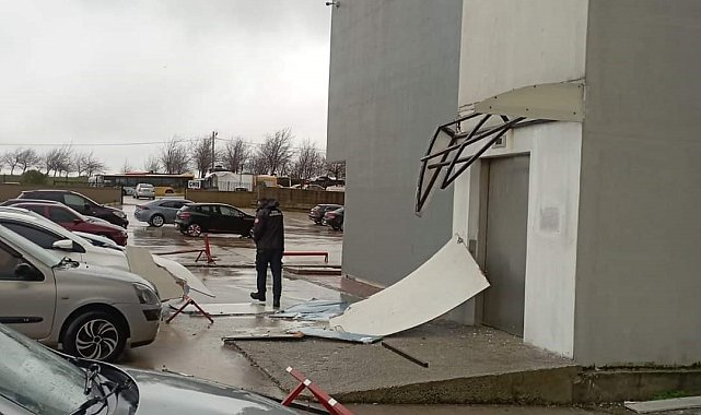 Bandırma'da şiddetli rüzgar hastanenin dış kaplamasını uçurdu