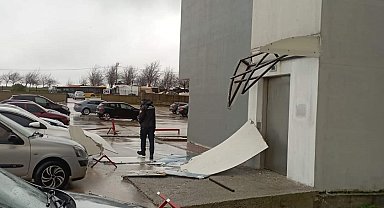 Bandırma'da şiddetli rüzgar hastanenin dış kaplamasını uçurdu