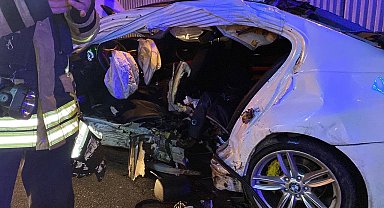 Bariyere çarpan otomobil hurdaya döndü: 2 ölü, 1 yaralı