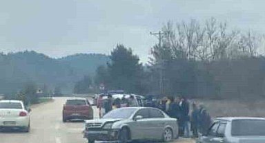 Bariyerlere çarpan otomobilin sürücüsü yaralandı