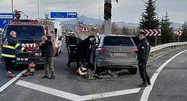 Bariyerlere saplanan otomobilin sürücüsü hayatını kaybetti