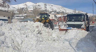 Başkale'de kamyonlarla kar taşınıyor
