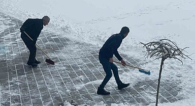 Başkale'de kar yağışı: 48 yerleşim yerinin yolu kapandı