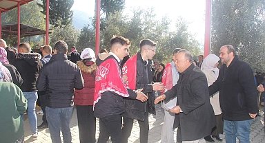 Başkan adayı Özel, gençleri Kışlası'na dualarla uğurladı