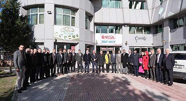 Başkan Aşgın ÇESOB'u ziyaret etti: "Esnafımızla gönül gönüle yol yürümeye devam edeceğiz"