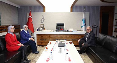 Başkan Büyükkılıç'a göreve yeni atanan AK Parti Kadın Kolları İl Başkanı Meral Koşar'dan ziyaret