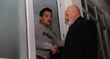 Başkan Çolakbayrakdar, engelli gencin yüzünü güldürdü
