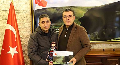Başkan Demir, ödül alan gazetecilerle bir araya geldi