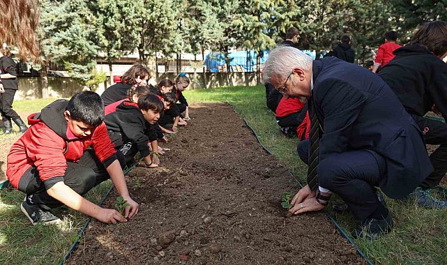 Başkan Erdem öğrencilerle çilek ve marul fidesi dikti