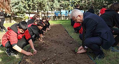 Başkan Erdem öğrencilerle çilek ve marul fidesi dikti