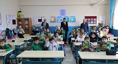 Başkan Özcan, Nazillili miniklere boyama kitabı hediye etti