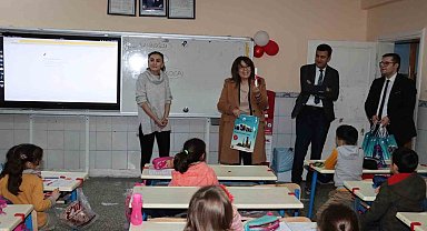 Başkan Şahiner, öğrencilere tatil seti hediye etti