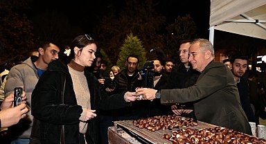 Başkan Zolan üniversiteli gençlere kestane ikram etti
