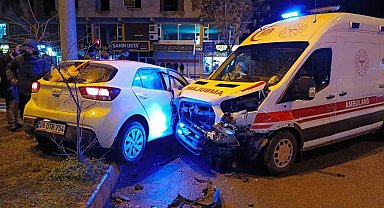 Batman'da gelin arabası ambulansla çarpıştı