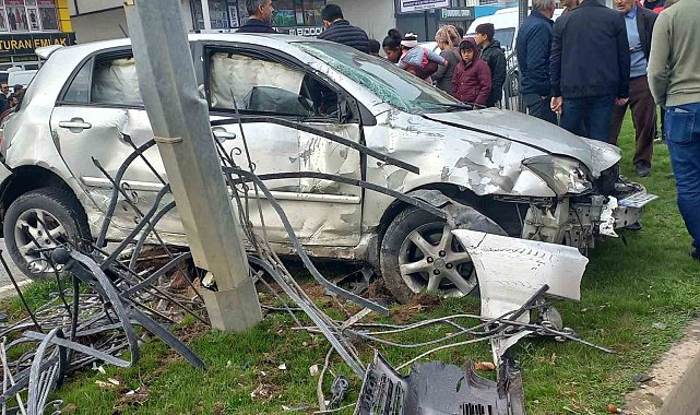 Batman'da kontrolden çıkan otomobil bariyeri aşıp direğe çarparak durdu: 1 yaralı