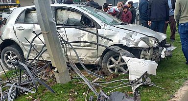 Batman'da kontrolden çıkan otomobil bariyeri aşıp direğe çarparak durdu: 1 yaralı