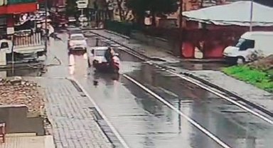 Batman'da otomobil ile motosikletin çarpıştığı anlar güvenlik kamerasına yansıdı