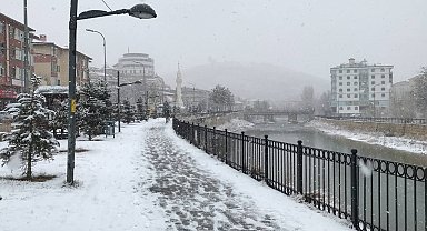 Bayburt güne kar yağışıyla uyandı