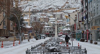 Bayburt'ta kar kalınlığı 30 santimetreyi buldu