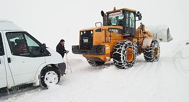 Bayburt'ta kardan kapanan köy yolları yeniden ulaşıma açıldı