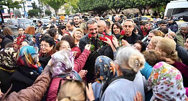 Belediye Başkanı Çetin, kadınlara gül dağıttı