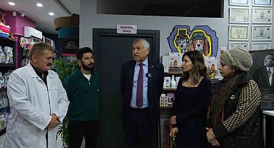 Belediye Başkanı Karalar, Atatürk'e hakaret edilen veteriner kliniğini ziyaret ederek, "yalnız değilsiniz" mesajı verdi