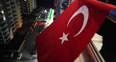 Belediye hoparlörden duyurdu, vatandaşlar şehitler için evine Türk bayrağı astı