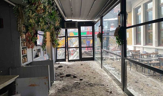 Beşiktaş'ta ana isale hattı patlayınca iş yerini su basan esnaf: "İSKİ'yi aradık ama geç geldiler"