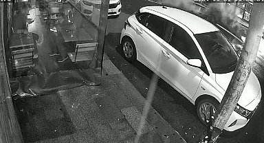 Beşiktaş'ta ana isale hattının patladığı anlar kameraya yansıdı