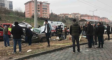 Beton direğe çarpan hafif ticari araç hurdaya döndü, sürücü hayatını kaybetti