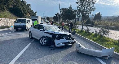 Beton direğe çarpan otomobilin sürücüsü yaralandı