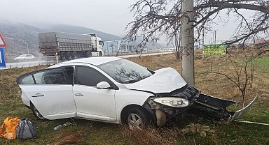 Beton elektrik direğine çarpan otomobilde 3 kişi yaralandı