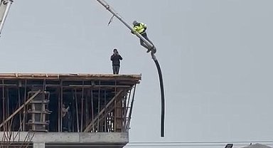 Beton pompasının üstüne uzanıp adeta ölüme meydan okudu