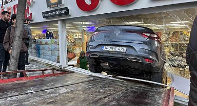 Beylikdüzü'nde direksiyon hakimiyetini kaybeden sürücü dükkana daldı