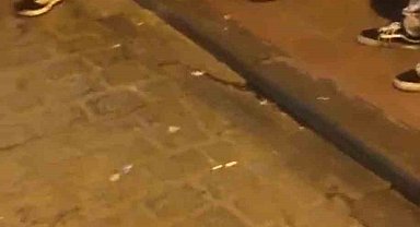 Beyoğlu'nda satırlı "kız arkadaşıma yan baktın" kavgası kamerada: Yanlışlıkla arkadaşının başına sopayla vurup bayılttı